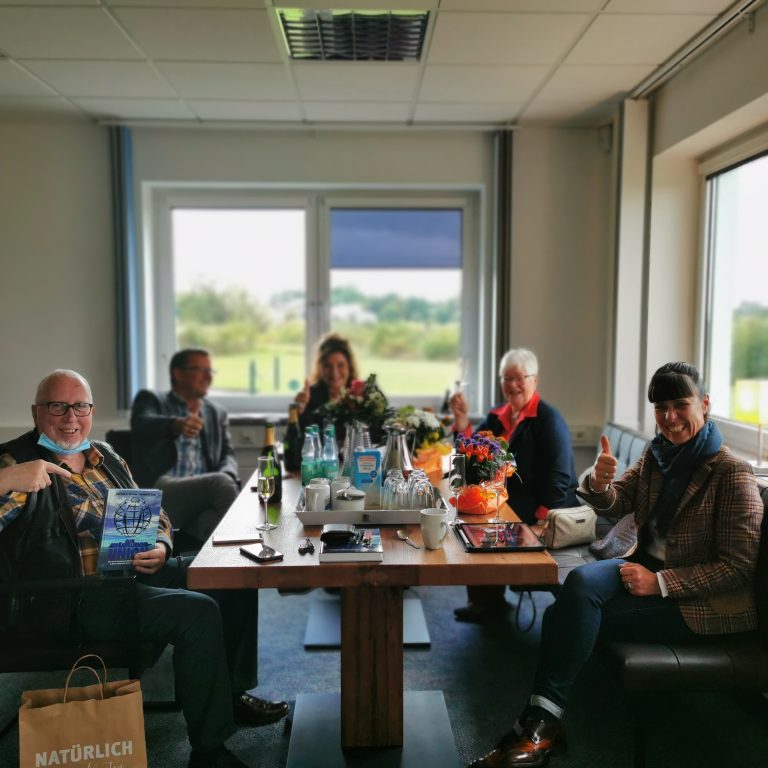 Glückliche Käufer und Verkäufer einer ETW nach der Beurkundung